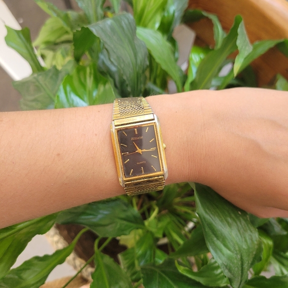 Vintage Accurist Classic Quartz Gold Watch - Picture 1 of 14